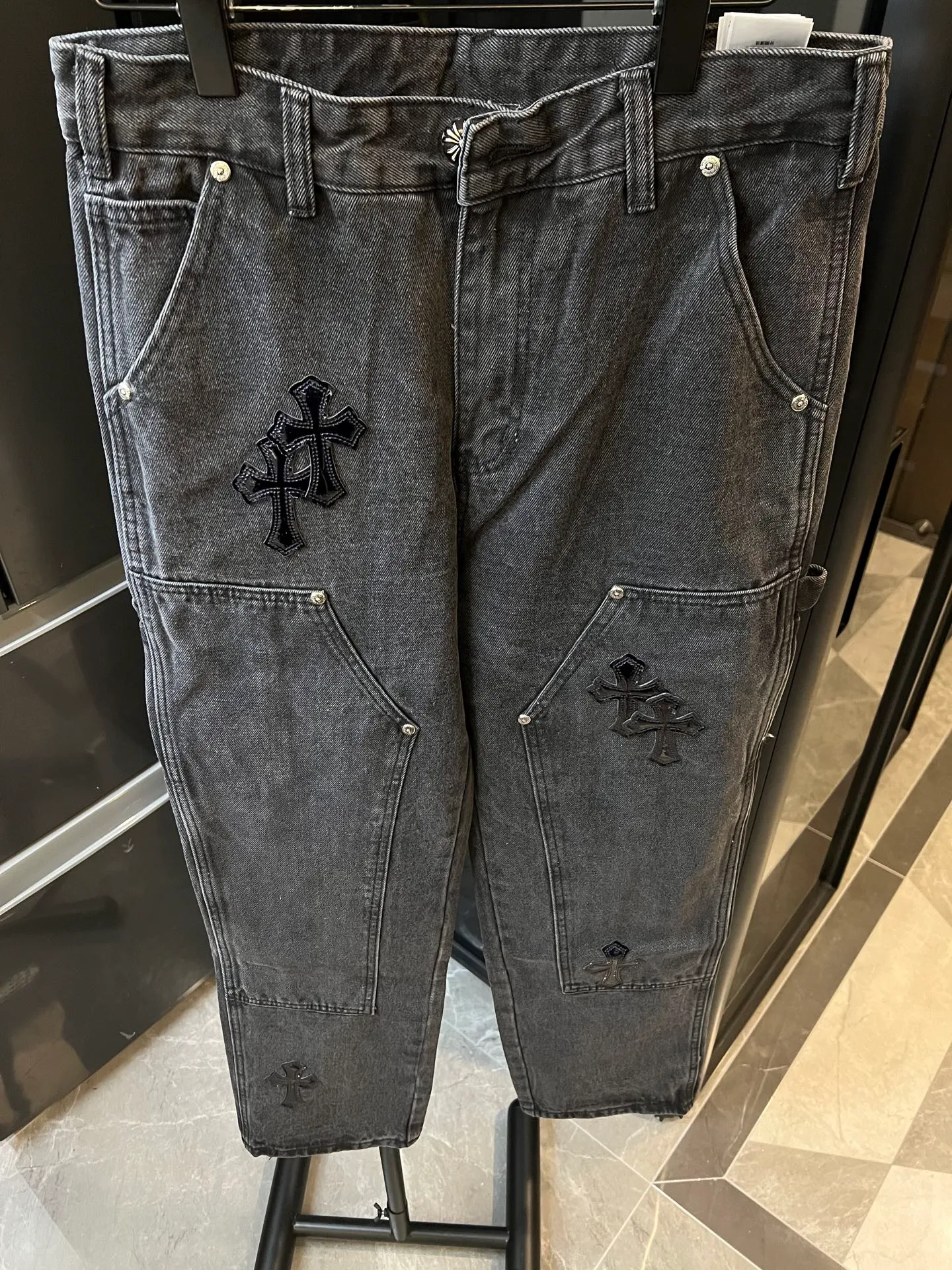 P280 [Next day] Chrome Hearts/Chrome Hearts ch cross patch black glitter starry sky leather logging jeans (black) using top-notch heavy-duty washing technology, every detail shows ingenuity. The calfskin is laser-cut to make a delicate cross, which is a dual enjoyment of touch and sight. Paired with aged silver hardware, it is retro and high-end, full of texture. The straight-cut upper body turns into "chopstick legs" in an instant, easily modifying the shape of the legs. It can be controlled by any figure and has a full sense of luxury. This is a carefully crafted high-end version, the quality far exceeds the market currency, and the details can stand the scrutiny of a magnifying glass. Although the price is close to the people, the quality is completely in line with the big brands, and it is easy to follow the trend. Classic black, low-key and versatile, with simple and individual matching, you can easily create a fashionable look, making you the center of attention whether you are going out daily or attending events.  Size: 30 32 34 36 (corresponding to m-xxl) Detailed size can be found in Figure 9